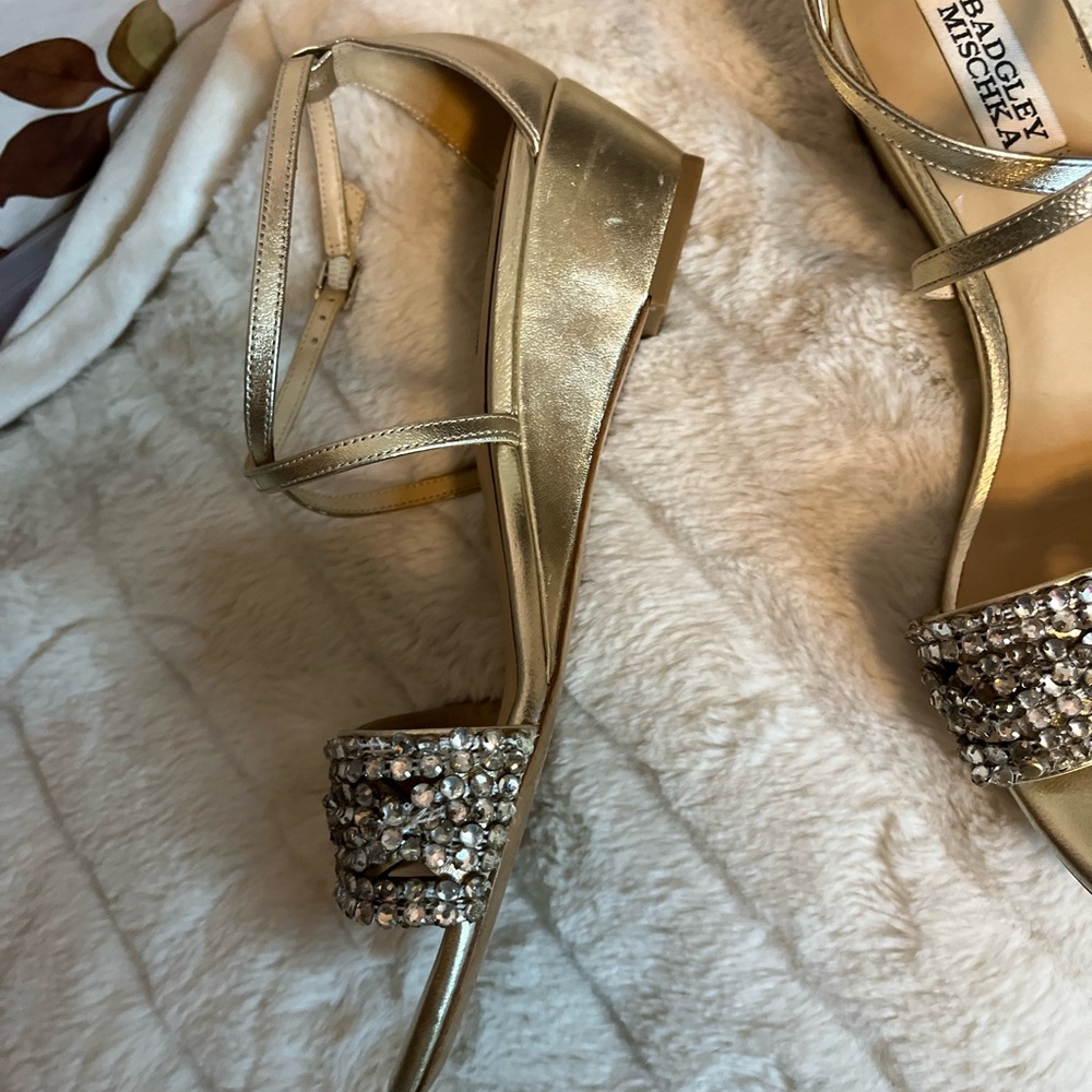 Badgley Mischka Women 7 Gold Leather Jeweled Wedge Strappy Dressy NYE Event Heel - Picture 7 of 11